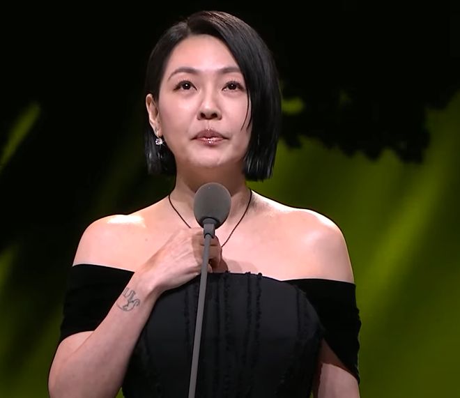 小S复出拿奖瞬间泪崩，多次提及姐姐大S求保佑，却把奖献给S妈