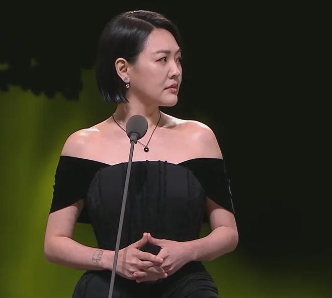 小S复出拿奖瞬间泪崩，多次提及姐姐大S求保佑，却把奖献给S妈