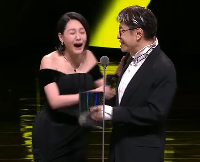 小S复出拿奖瞬间泪崩，多次提及姐姐大S求保佑，却把奖献给S妈