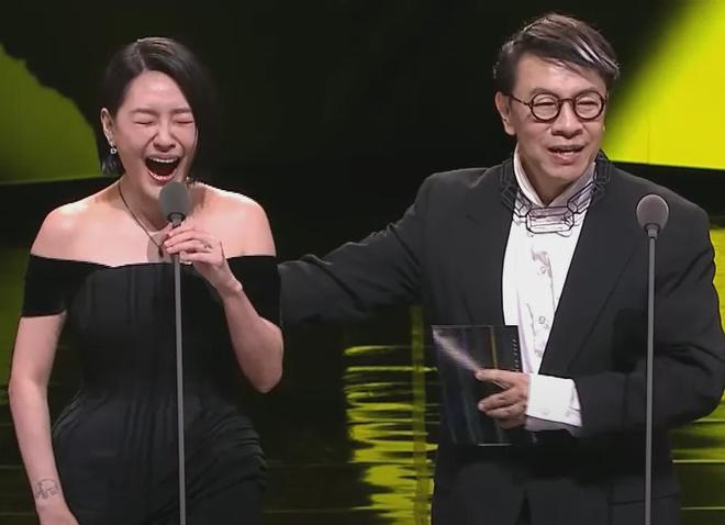 小S复出拿奖瞬间泪崩，多次提及姐姐大S求保佑，却把奖献给S妈