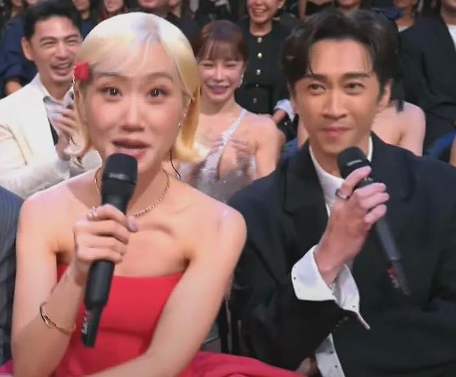 小S复出拿奖瞬间泪崩，多次提及姐姐大S求保佑，却把奖献给S妈