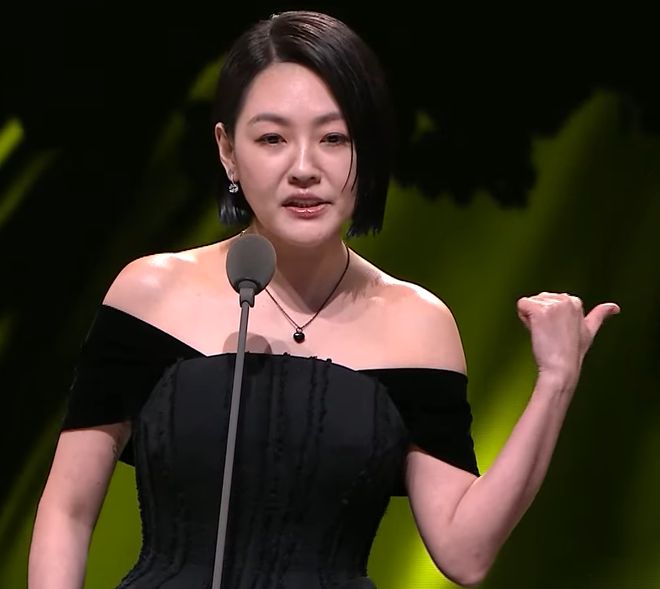 小S复出拿奖瞬间泪崩，多次提及姐姐大S求保佑，却把奖献给S妈