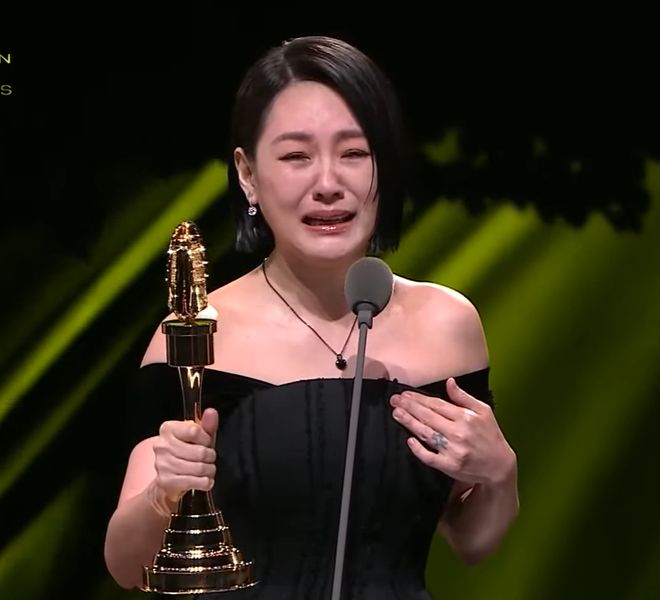 小S亮相金钟奖！刚出场就爆哭落泪，如愿拿下最佳主持哭到脸变形