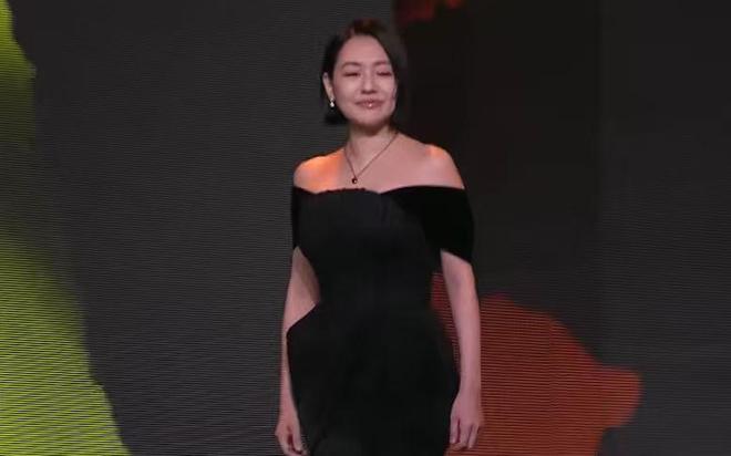 小S亮相金钟奖！刚出场就爆哭落泪，如愿拿下最佳主持哭到脸变形