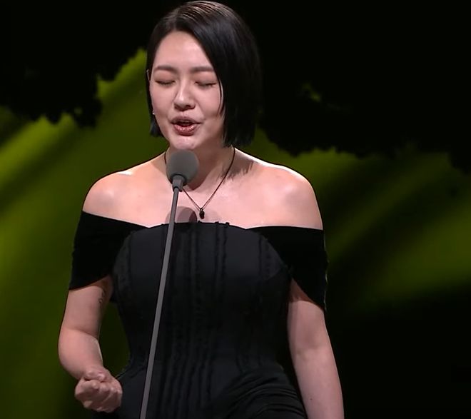 小S亮相金钟奖！刚出场就爆哭落泪，如愿拿下最佳主持哭到脸变形