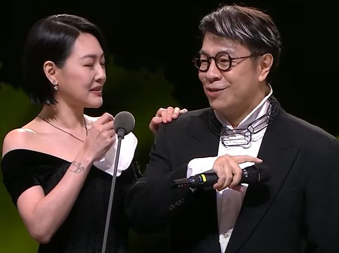 小S亮相金钟奖！刚出场就爆哭落泪，如愿拿下最佳主持哭到脸变形