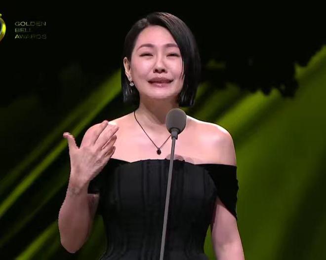 小S亮相金钟奖！刚出场就爆哭落泪，如愿拿下最佳主持哭到脸变形