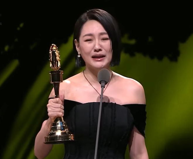 小S亮相金钟奖！刚出场就爆哭落泪，如愿拿下最佳主持哭到脸变形