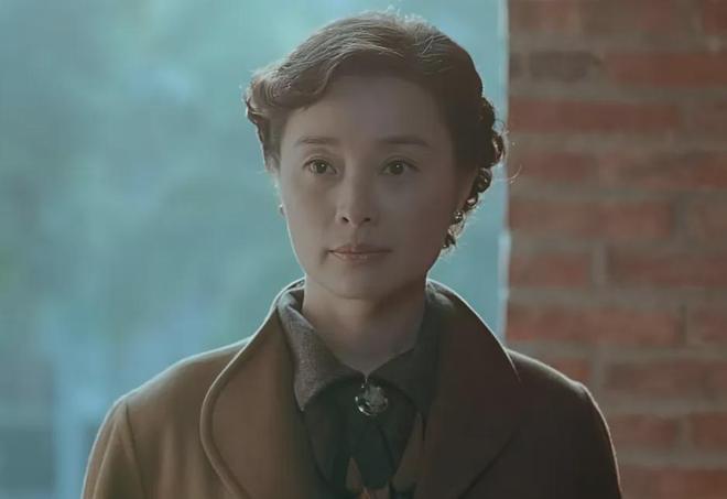 吴越曾黎同框对比！一个自然老去一个脸僵浮肿，不是没皱纹就年轻