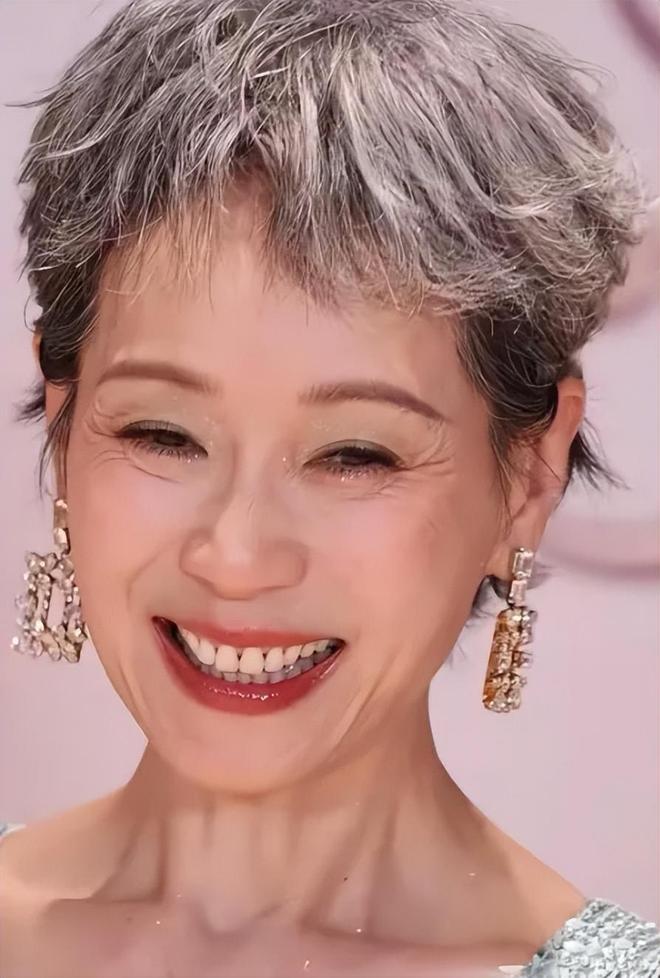 吴越曾黎同框对比！一个自然老去一个脸僵浮肿，不是没皱纹就年轻