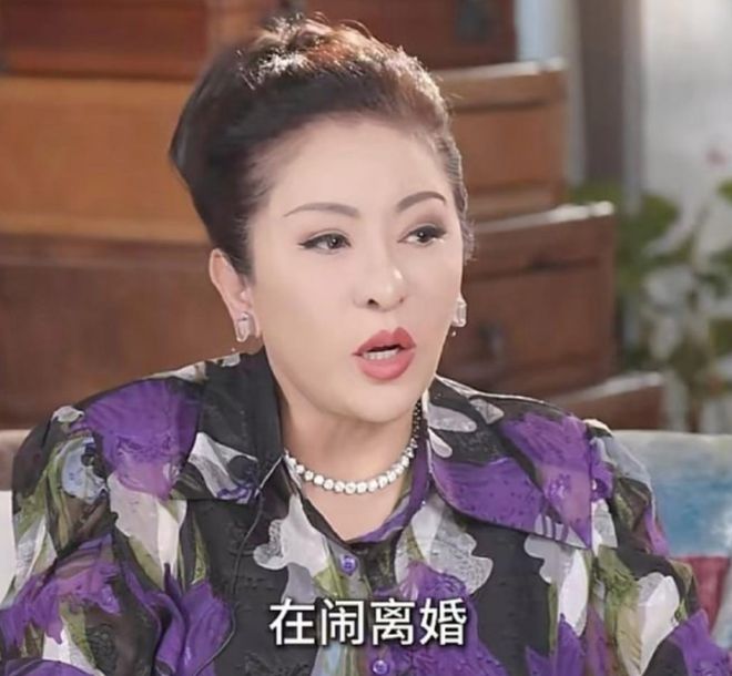窦骁婚变升级！何超莲被曝已有新欢，两人结婚没领证，窦骁亏惨了