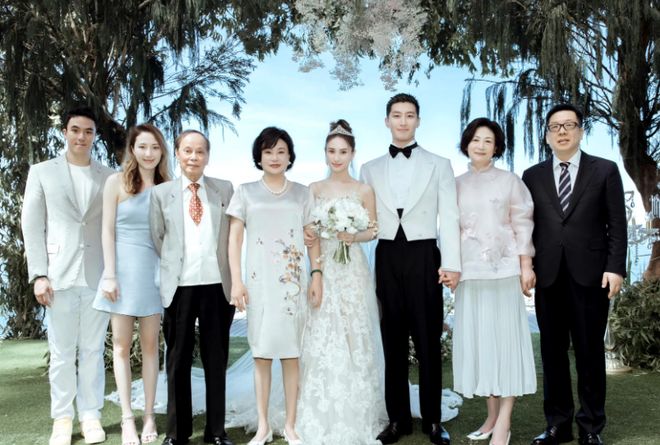 窦骁婚变升级！何超莲被曝已有新欢，两人结婚没领证，窦骁亏惨了