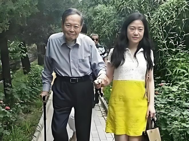杨振宁身后事！支持翁帆再婚有做安排，路人前往生前故居悼念