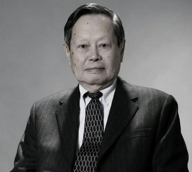 杨振宁身后事！支持翁帆再婚有做安排，路人前往生前故居悼念