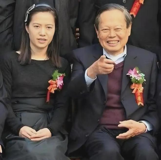 杨振宁身后事！支持翁帆再婚有做安排，路人前往生前故居悼念