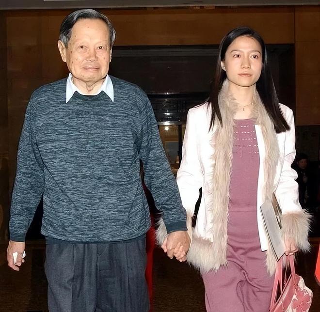 杨振宁身后事！支持翁帆再婚有做安排，路人前往生前故居悼念