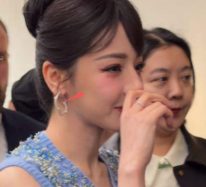 热巴时装周用力过猛，生图妆容显脏还卡粉，真实皮肤状态不佳