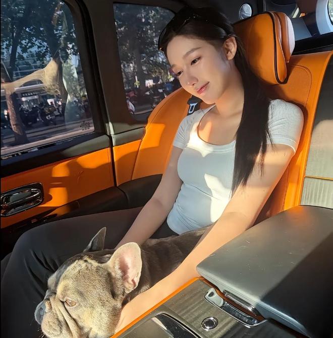 都美竹新恋情曝光，男方朋友圈大秀恩爱，被扒快50岁有多辆豪车
