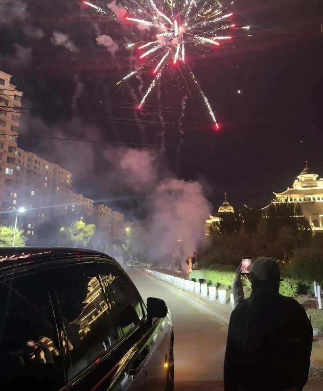 都美竹新恋情曝光，男方朋友圈大秀恩爱，被扒快50岁有多辆豪车
