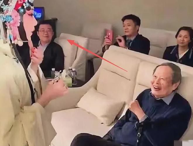 杨振宁因病逝世！103岁生日宴未露面，最后一次亮相是为妻子庆生