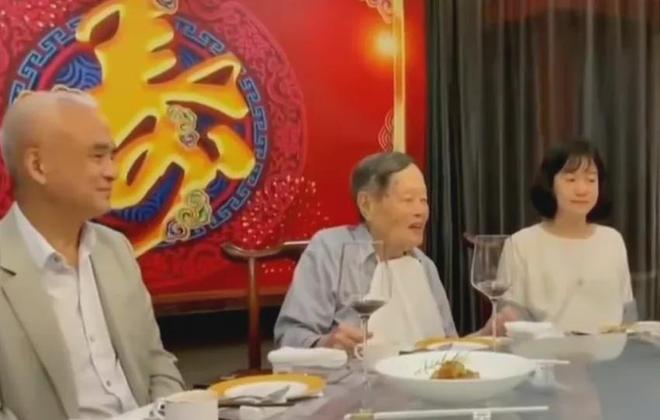 杨振宁因病逝世！103岁生日宴未露面，最后一次亮相是为妻子庆生