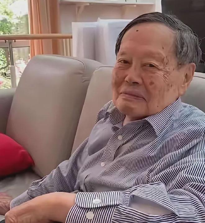 杨振宁因病逝世！103岁生日宴未露面，最后一次亮相是为妻子庆生