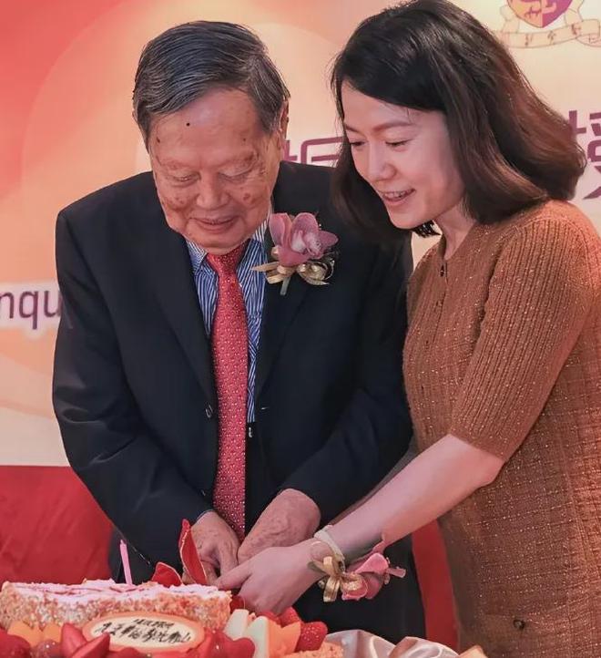 杨振宁因病逝世！103岁生日宴未露面，最后一次亮相是为妻子庆生