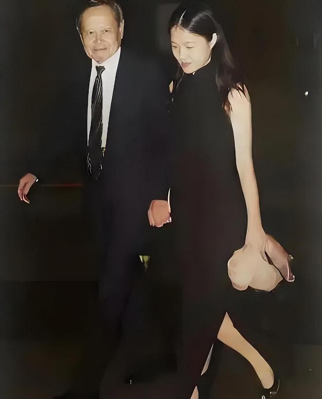 杨振宁因病逝世！103岁生日宴未露面，最后一次亮相是为妻子庆生