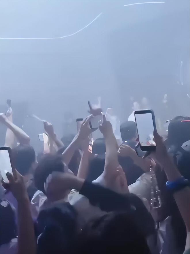 黄磊宣传乌镇用力过猛！戏剧节变夜店蹦迪现场，明星狂欢惹争议