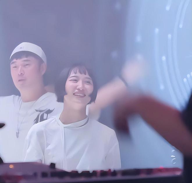 黄磊宣传乌镇用力过猛！戏剧节变夜店蹦迪现场，明星狂欢惹争议
