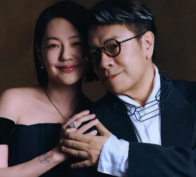 贾永婕说小S越来越像大S，两人早已融为一体，过度消费大S惹争议