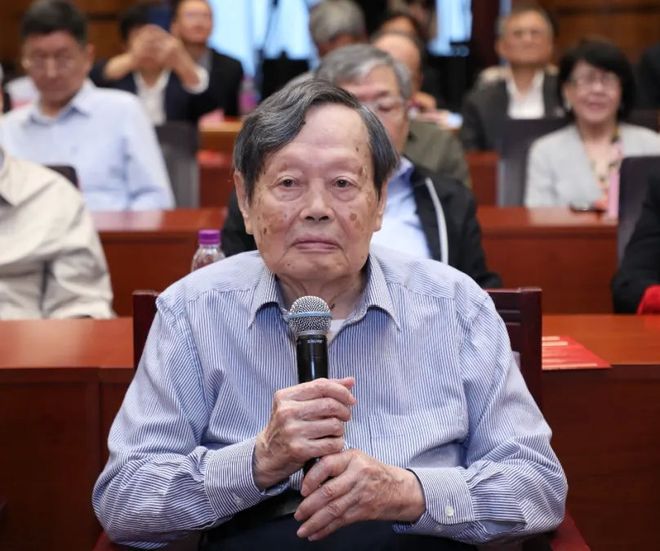 翁帆称杨振宁离开得很欣慰，友人曝遗憾：未能以中国身份二获诺奖