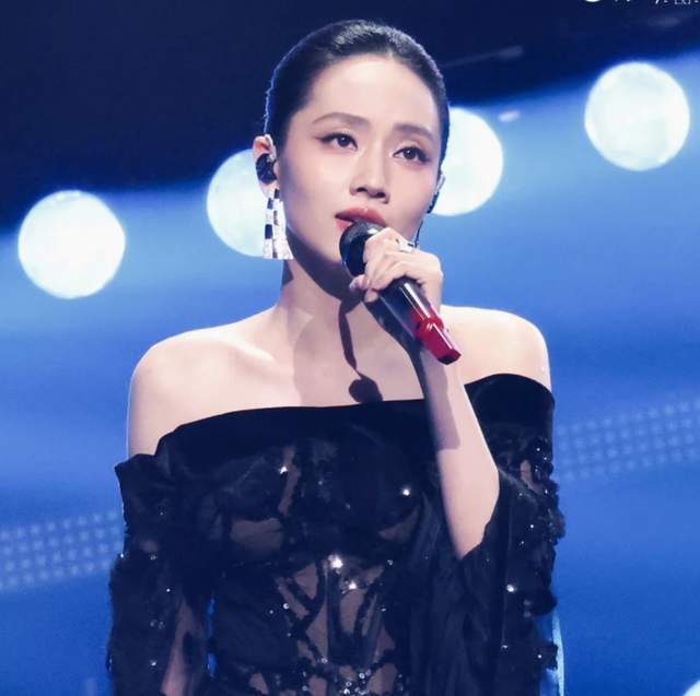 刘惜君评论区沦陷！湾区晚会抢C位打乱众人走位，被吐槽是螃蟹姐