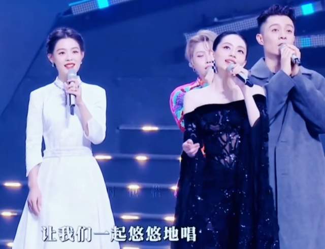 刘惜君评论区沦陷！湾区晚会抢C位打乱众人走位，被吐槽是螃蟹姐