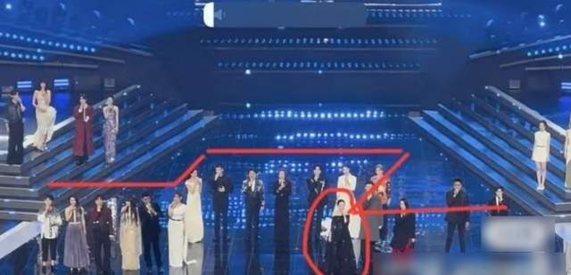 刘惜君评论区沦陷！湾区晚会抢C位打乱众人走位，被吐槽是螃蟹姐