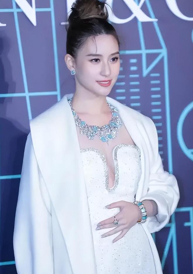 曝窦骁婚变原因！何超莲曾怀孕又流产，相关照片被扒女方变化明显