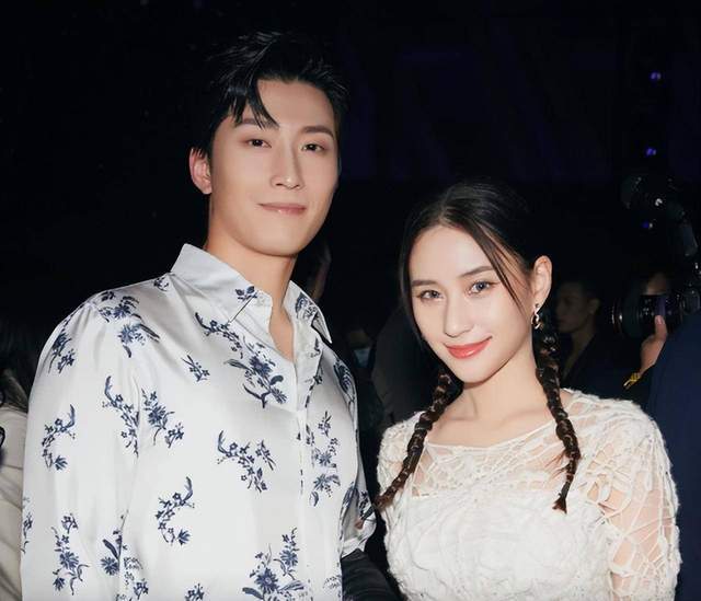 反转！曝何超莲婚礼是亲妈出钱，窦骁不愿签婚前协议，所以没领证