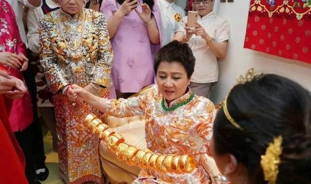 反转！曝何超莲婚礼是亲妈出钱，窦骁不愿签婚前协议，所以没领证