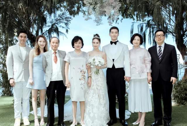 反转！曝何超莲婚礼是亲妈出钱，窦骁不愿签婚前协议，所以没领证