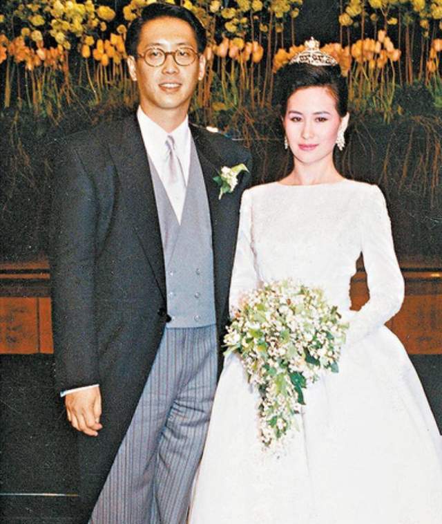 反转！曝何超莲婚礼是亲妈出钱，窦骁不愿签婚前协议，所以没领证