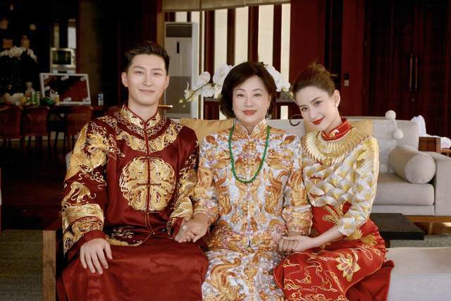 反转！曝何超莲婚礼是亲妈出钱，窦骁不愿签婚前协议，所以没领证