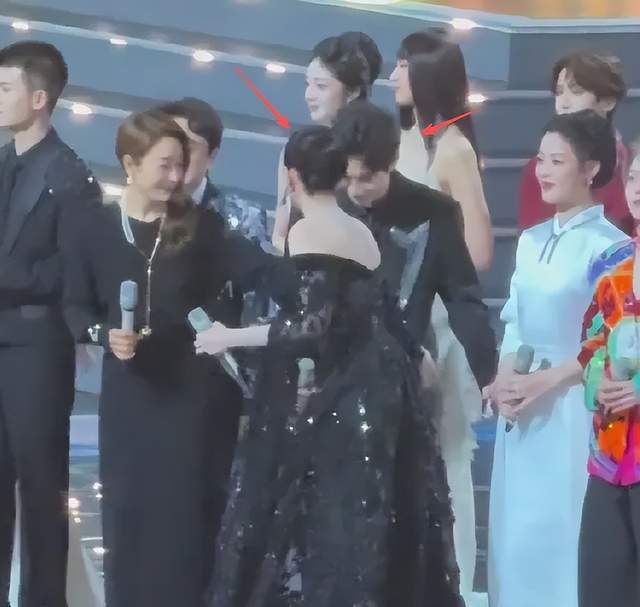 刘惜君评论区沦陷！湾区晚会抢C位打乱众人走位，被吐槽是螃蟹姐