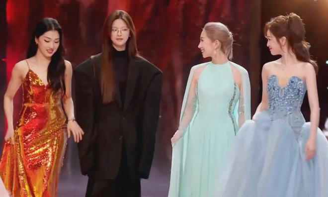 《VOGUE》杂志内涵明星！势利眼、抢压轴，热巴杨幂隔空躺枪