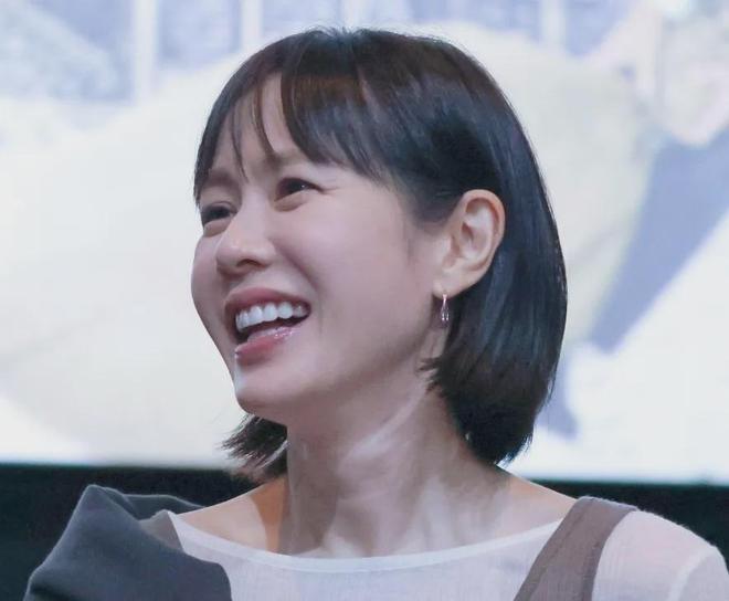 孙艺珍最新生图撞脸老公玄彬，43岁显出老态，剪短发装嫩太违和