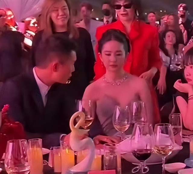 VOGUE热捧刘亦菲被反噬，20周年众多大咖不出席，场面太尴尬！
