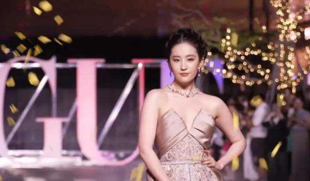 VOGUE热捧刘亦菲被反噬，20周年众多大咖不出席，场面太尴尬！