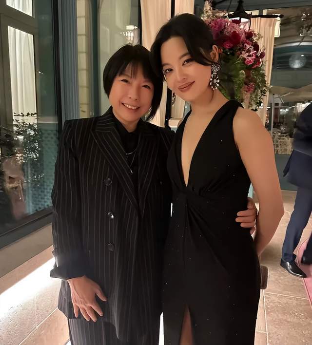 VOGUE热捧刘亦菲被反噬，20周年众多大咖不出席，场面太尴尬！
