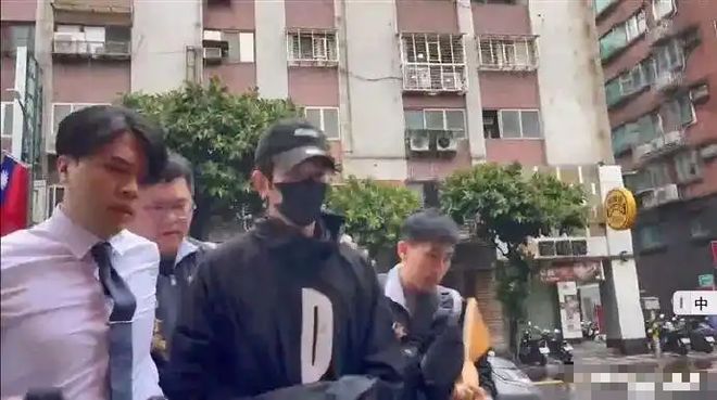 向太遭威胁删视频？赵露思升级当家花旦？陈柏霖在湾湾被抓？于正踩陈哲远李沁？前辈男星到处吹嘘？