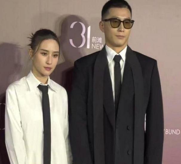 窦骁何超莲反转不断？婚前协议婚礼费用成疑云，IP同在北京未合体