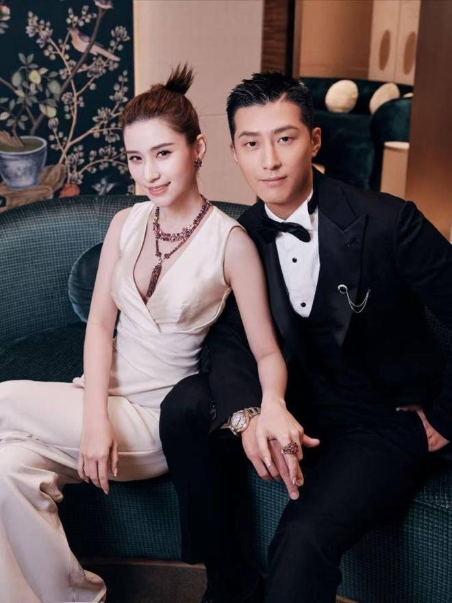 窦骁何超莲反转不断？婚前协议婚礼费用成疑云，IP同在北京未合体